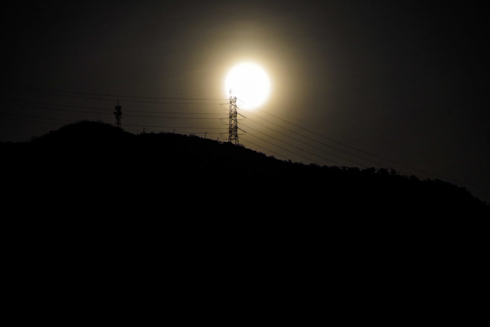 夜になり、熊山の鉄塔の向こうから満月が昇ってきました