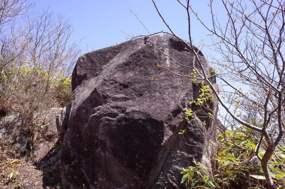 唐突に現れた巨岩
