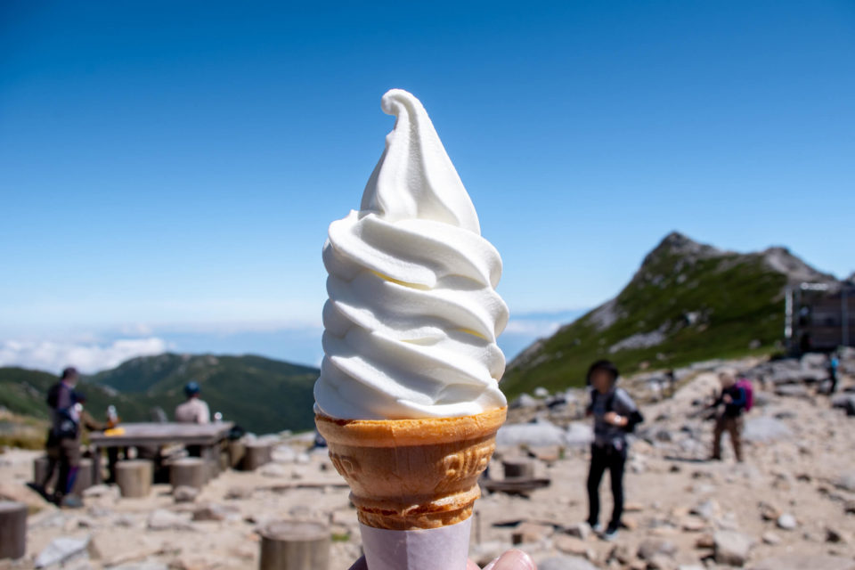 とりあえず宝剣山荘の天空ソフトクリーム500円で糖分補給。ものすっっっごく美味しかったです。
