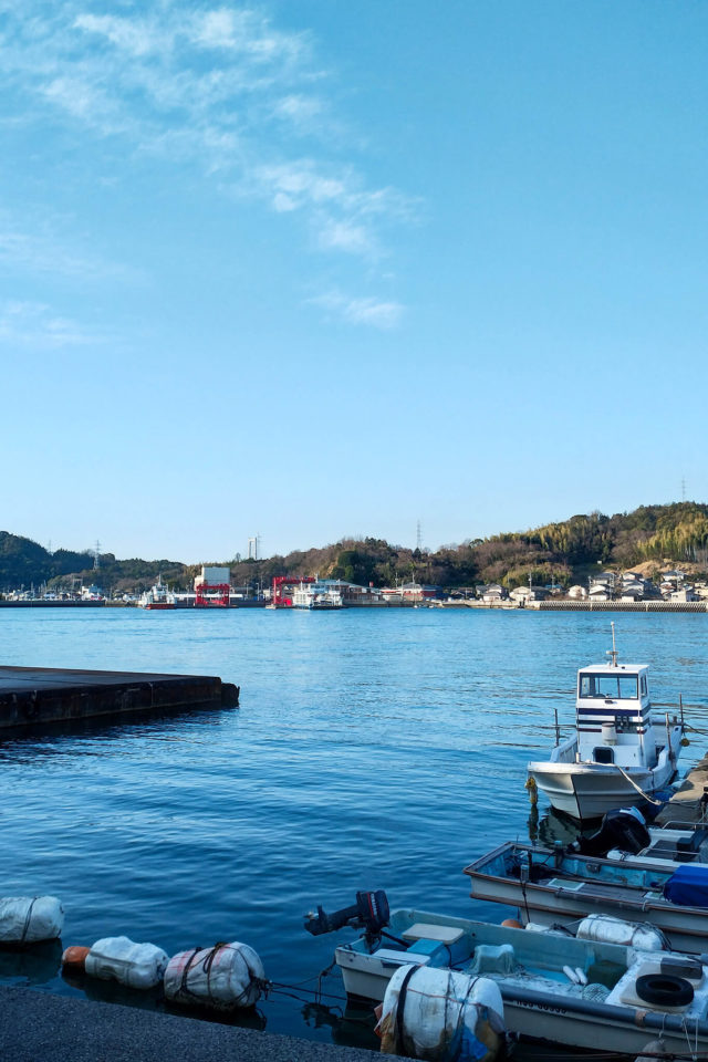 因島の土生港から。すぐ目の前の対岸が目的地の生名島です。