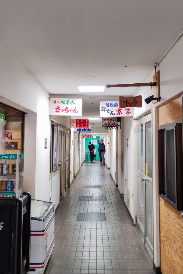 土生港の建物内にはトイレと味のある飲食店（朝は閉まってる）とちょっとした売店あり。