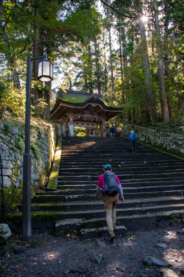 大神山神社の神門が見えてきて、やっと石畳ゾーン終わり