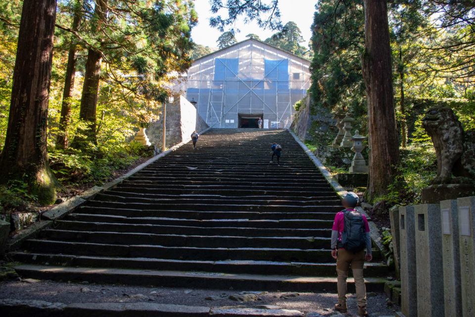 大神山神社奥宮は修復作業中でした（厳しい風雪で損傷が激しいらしい）