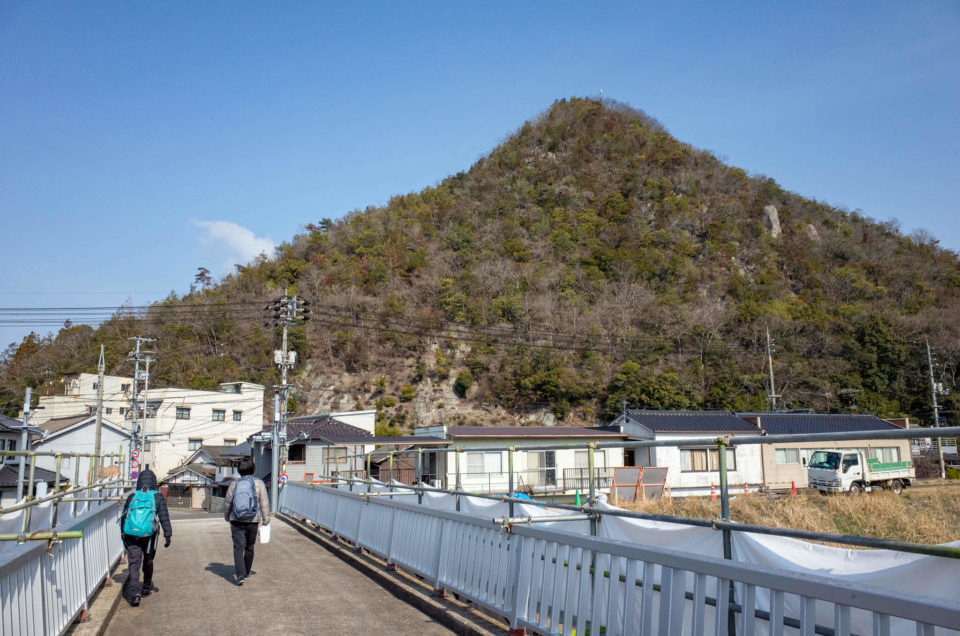 富士見橋（このときは工事中）を渡り、和気富士の登山口に向かいます