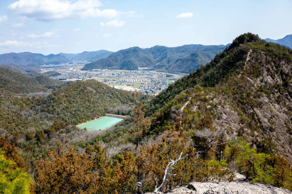 最後に登る竜王山と青白いため池。