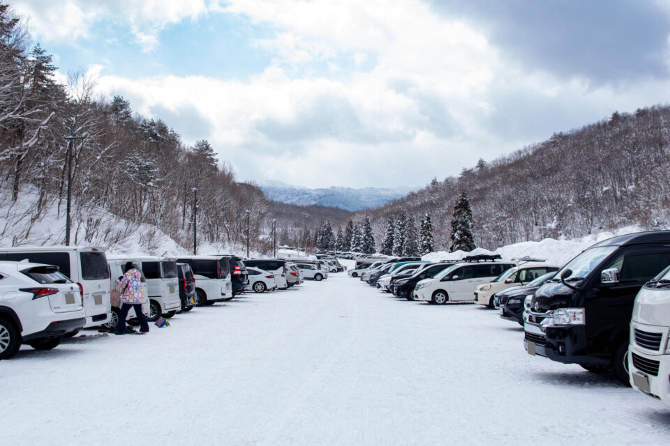 もちろん大半はスキー客で登山装備の私たちは浮いてないかなと思いましたが、何人か同じような装備の人がいてホッ。ギラガ仙や三国山に登る人もここを利用しているみたいです。