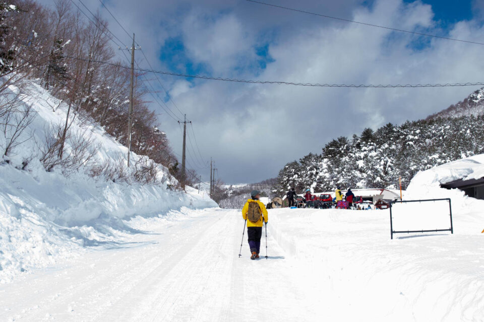 スキー場を横目にしばらくアスファルト道を行きます