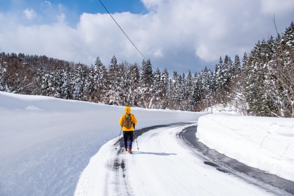 日影は凍ってたので最初からチェンスパを着用しています