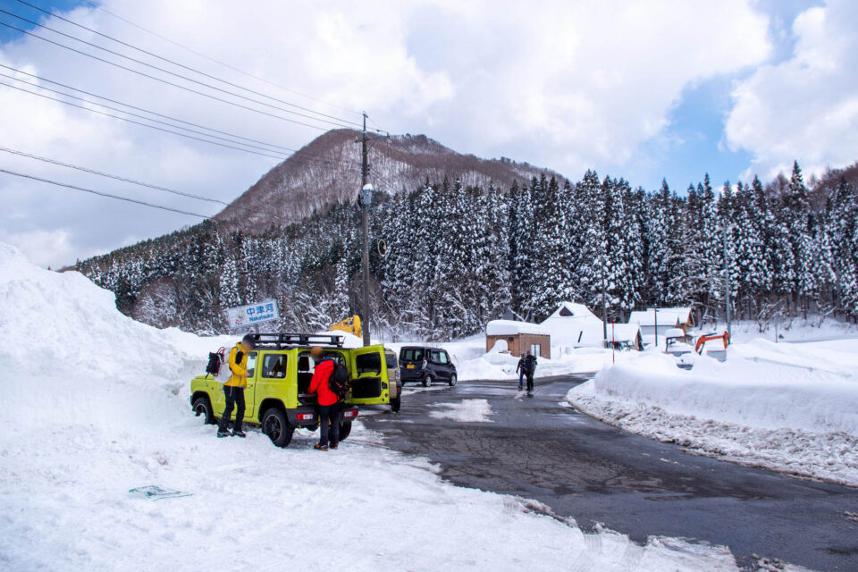 恩原高原スキー場からずーっと下って行くと、中津河というところに突き当たります。ここに車を停めている人もいました。