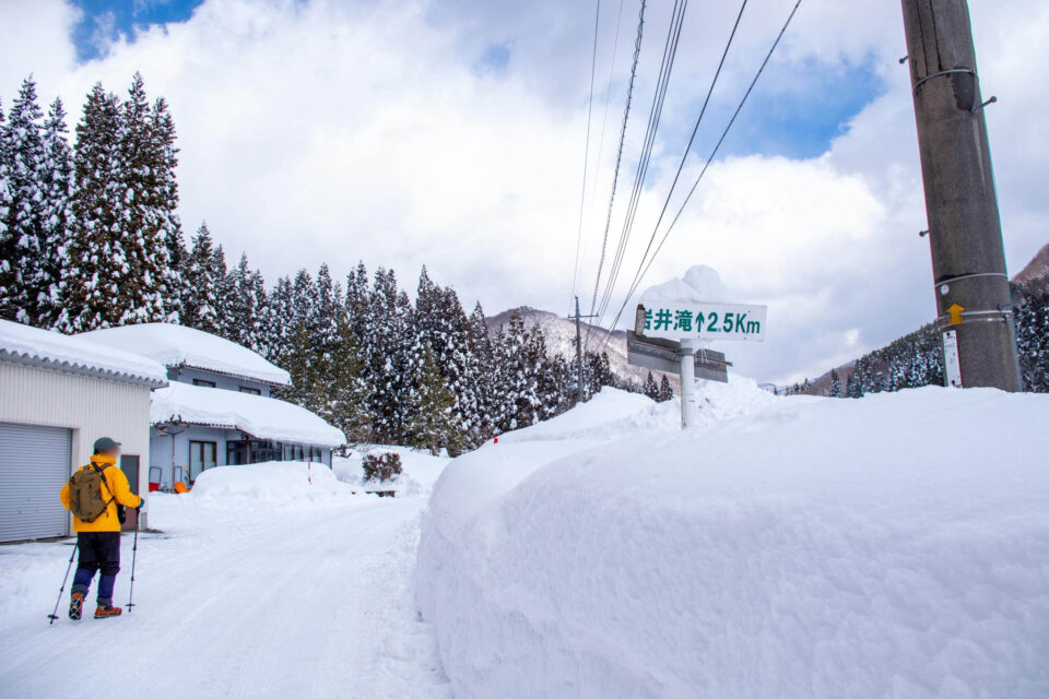 しばらくは除雪された雪道です