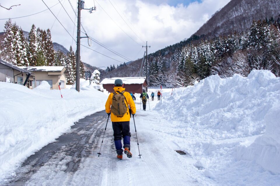 前を歩く方が昔ながらの竹で出来た輪かんじきをザックにつけてた！
