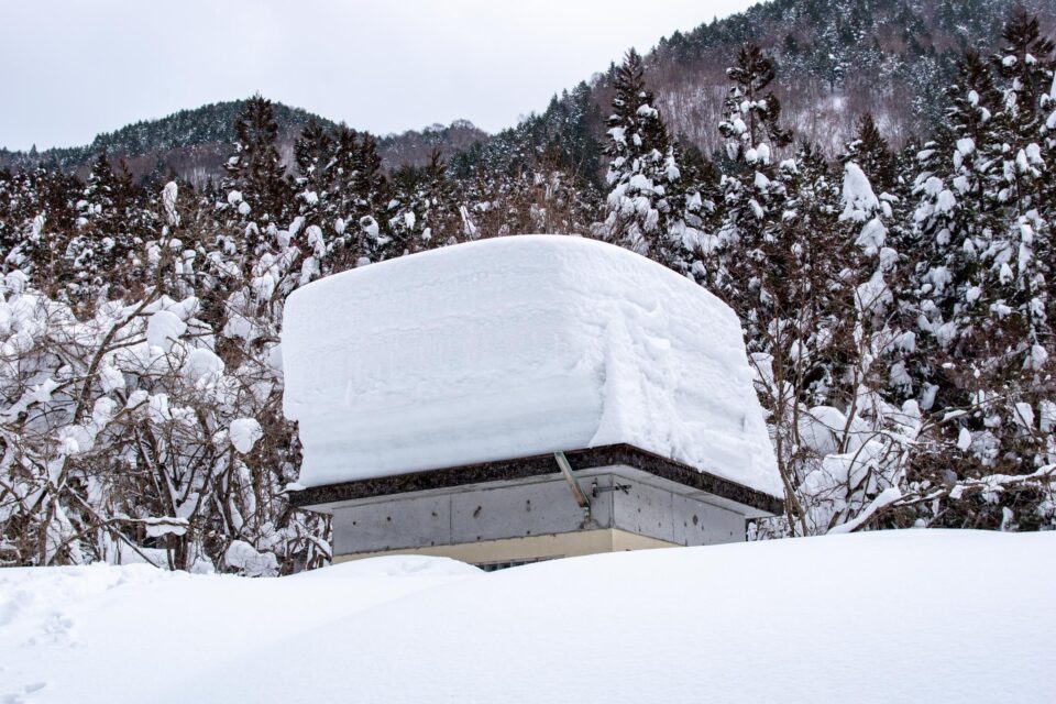 これはどういう風に雪が積もりこんなことになったんだろか（周りが溶けて下がった？）