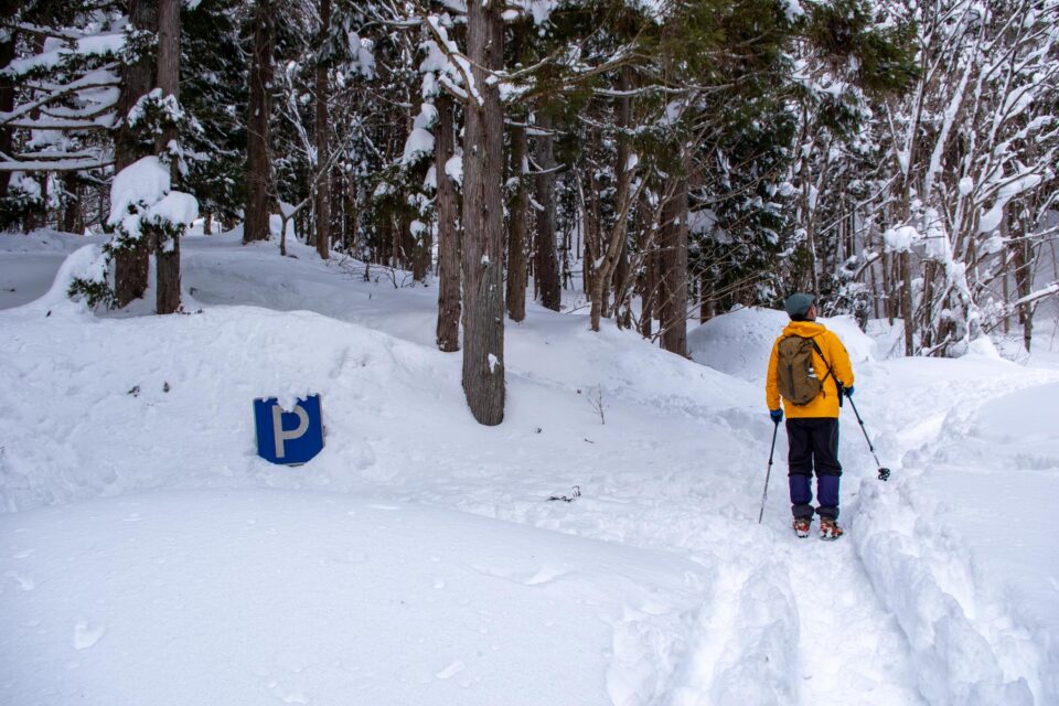 やっと無雪期用の岩井滝の駐車場まで辿り着きました
