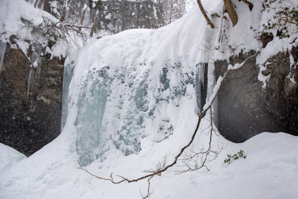 雪が降る中なので色は微妙ですが、氷瀑、出来上がってますねえ！