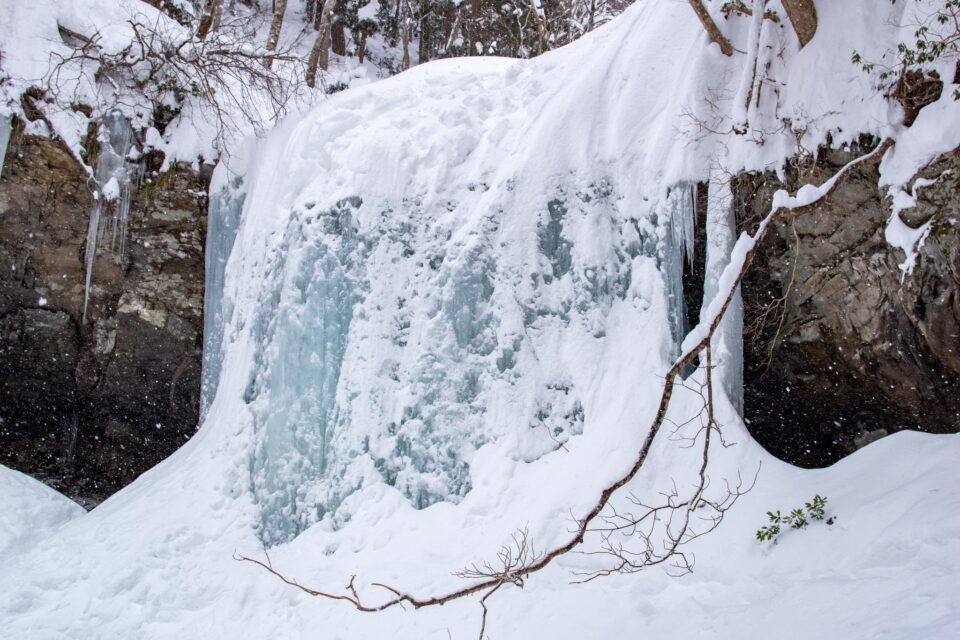 岩井滝の氷瀑までスノーハイク（岡山県鏡野町）