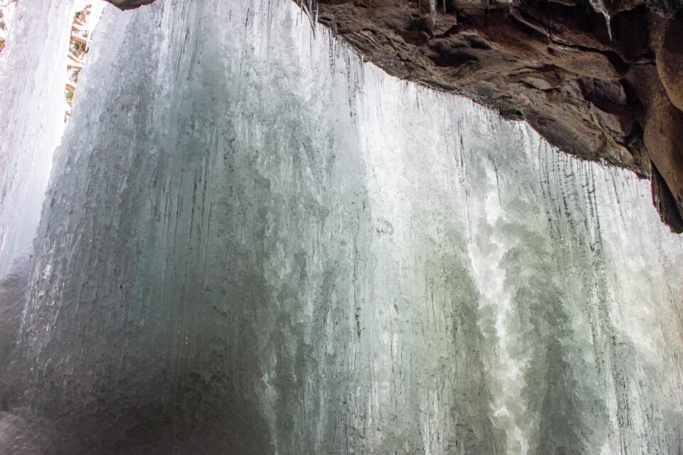 ちょっと氷瀑に青みが増したような