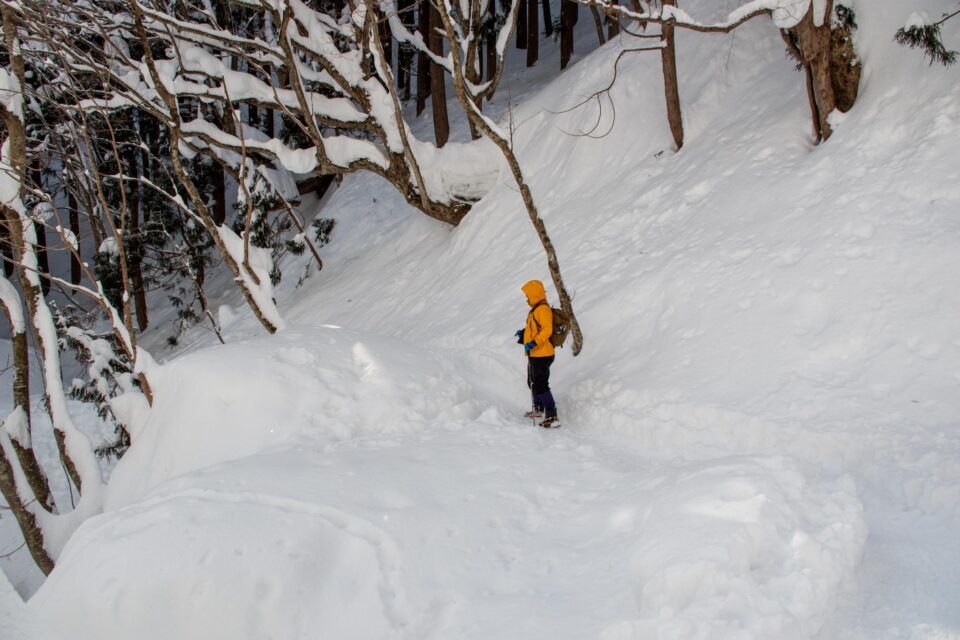 氷瀑から下りでこれは滑落では？というレベルで川側の斜面を踏み抜き、復帰しようともがいてさらに落ちてしまった夫。復帰できてよかったよ・・・