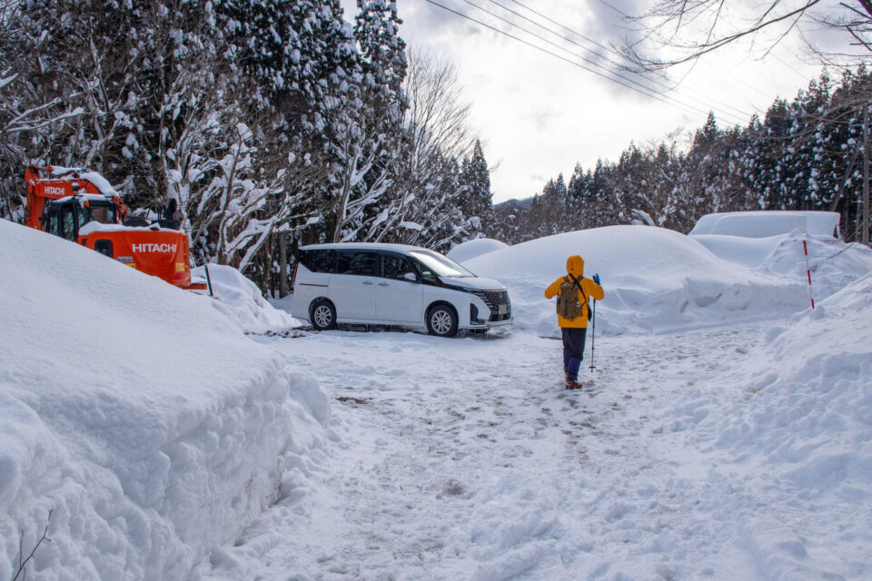 除雪区間まで戻ってきました。ここまで何度もズボズボと膝まで埋まりながら歩きました。疲れた・・・