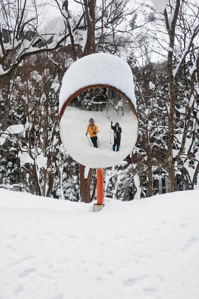 こんな高さにカーブミラー。歪みまくり。