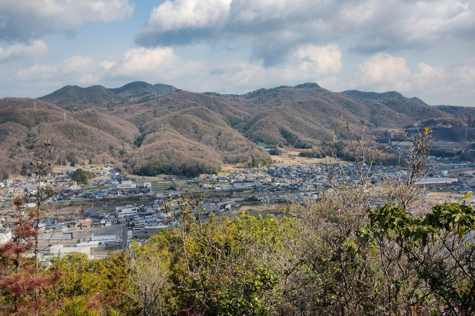 麓が見えます。備前片上駅の辺りかな?