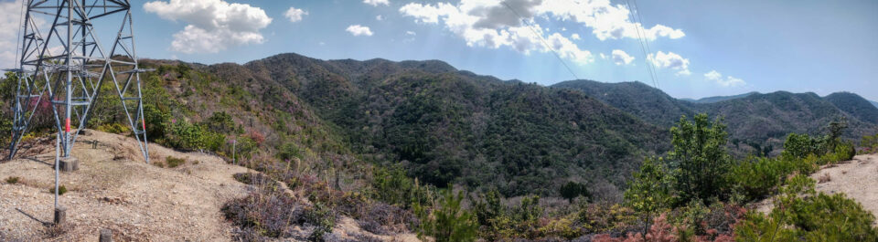 これまで歩いてきた山々が一望できることに気づきパノラマで撮ってみました。右端の富田松山から左中央よりの前山までの稜線とそこからぐるりと周回してきた尾根。こうやって見ると結構歩いてるなあ。そりゃ疲れるわなあ。と、しみじみ。