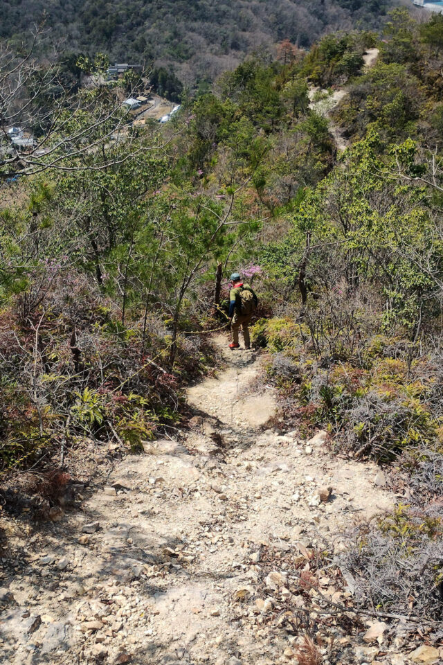 はい、始まりました。激下り。というか花崗岩がザレてて滑るんです。滑っても途中で止まれる石とか根っこががないんです。