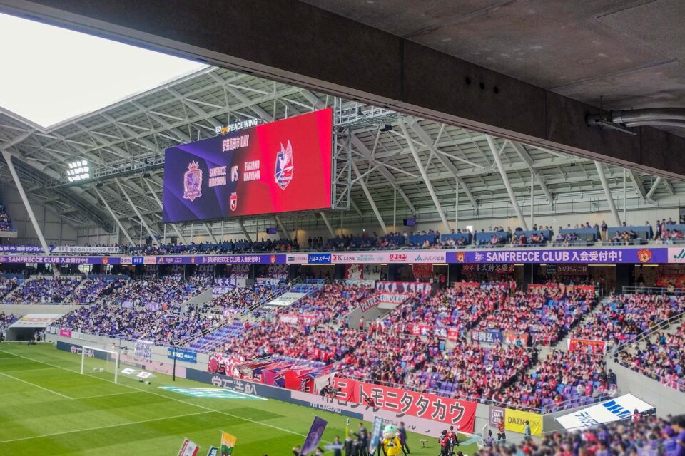 これはハーフタイム中にコンコースをうろうろした時の写真。わたしたちは向かって右のビジター席。赤い軍団の中で観戦しました。