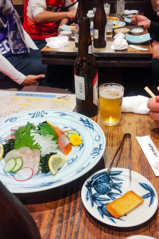 一人広島ユニを着てる人がいますが、広島在住ファジサポです。みんなになんでそっちのユニ着てんだよと総ツッコミされてました。ややこし！