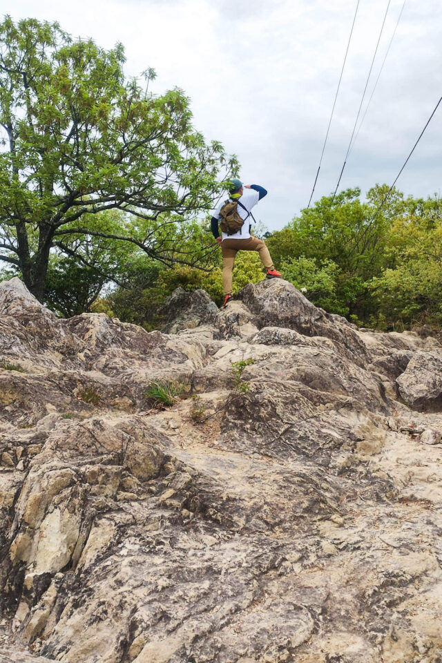 岩を登り切りました。ここでポーズをとるのがお決まり。