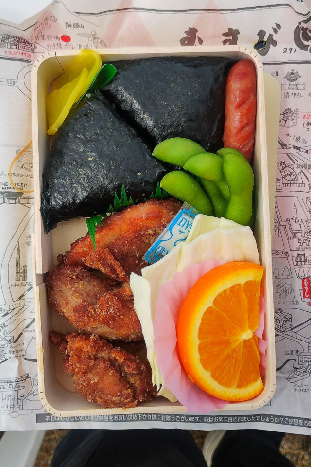 若鳥むすび！！久しぶりに食べたな―。おむすびの塩加減がやっぱりいい感じ👍