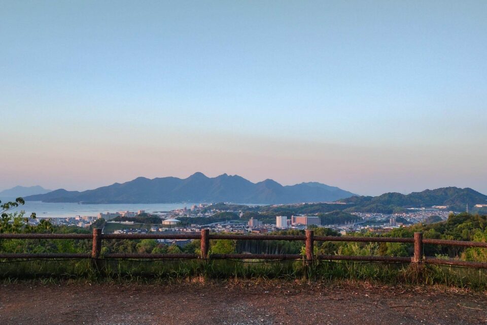 自宅を朝3時過ぎに出発。空が明るくなった頃、広島の宮島SAで小休憩。宮島の涅槃像がまるっと見えるSAです。