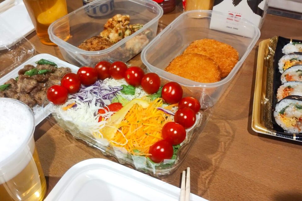 買ってきたもの（野菜サラダと大量のプチトマト、高菜胸肉鶏天、和牛メンチ、ポテトハムカツ、砂肝とアスパラの炒め物、イカ入りキンパ）を適当にテーブルに並べて宴会スタート😁盛り付けセンスがないのは気にしない。