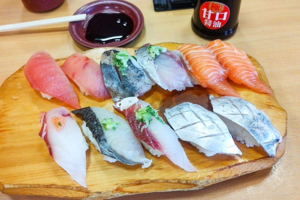 回転寿司屋さん「海鮮特急レーン寿司じじや 光の森店」でお昼ごはん。