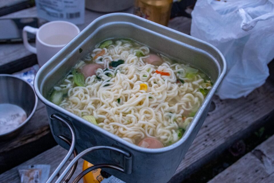 〆のラーメン。1つを半分こ（いつものパターン）。乾燥野菜とうずらたまごを投入。