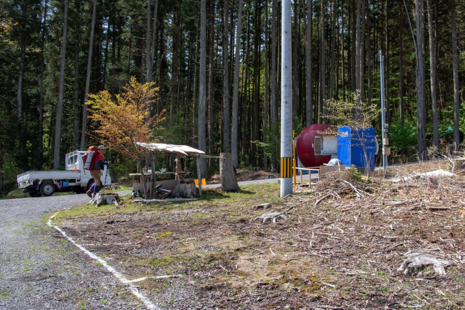 軽トラがやってきておじいちゃんが木陰に座っていました。この方があの管理人さんかー。（写真には写ってないです）