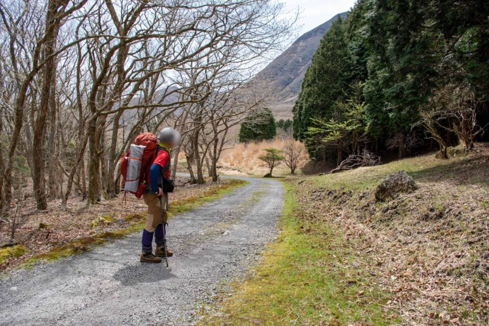 ここからは砂利道です