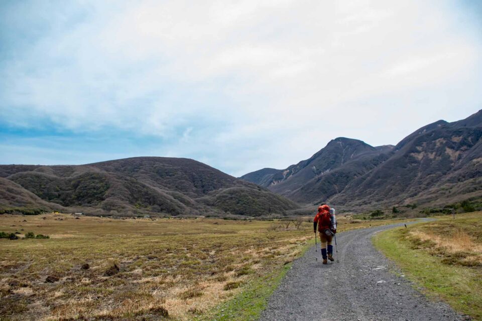 だだっ広い坊がつるは3月に野焼きが行われた跡が所々にありました