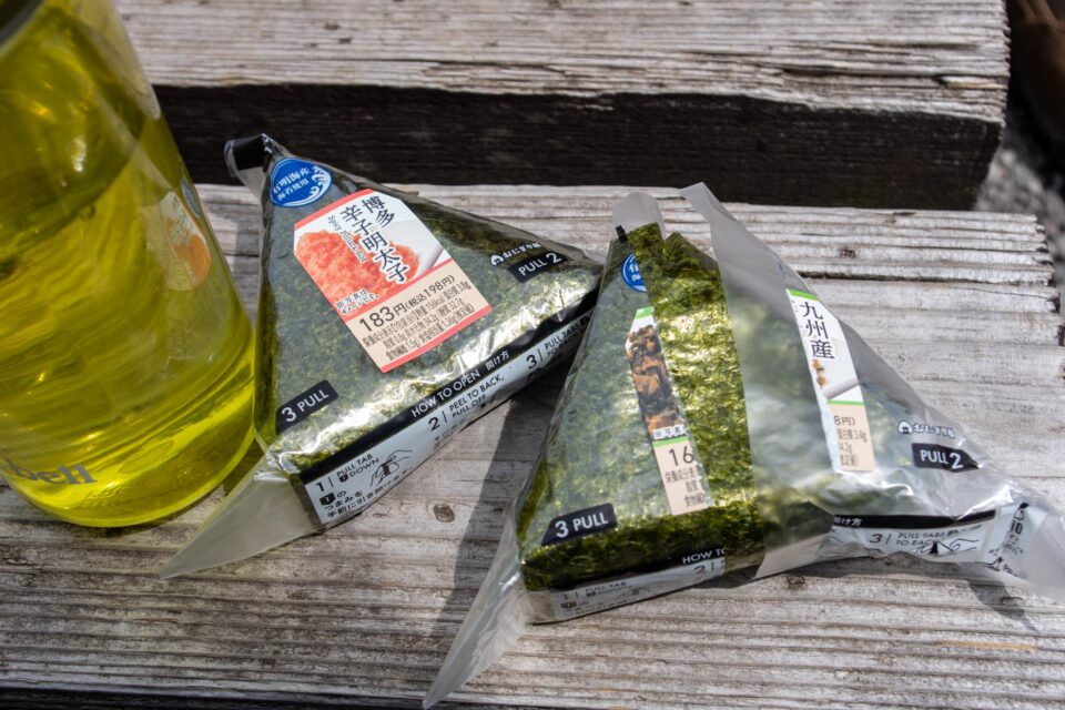 まずはコンビニおむすびでお昼ごはん