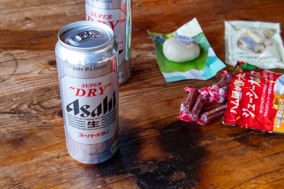 談話室で至福の一杯🍺ほんとは立中山に登るつもりだったけど、のんびりしたくなったのでやめた。ビールとおつまみでまったり良い時間を過ごせた。