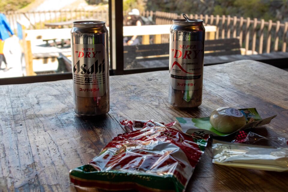 外の日差しがキツそう。