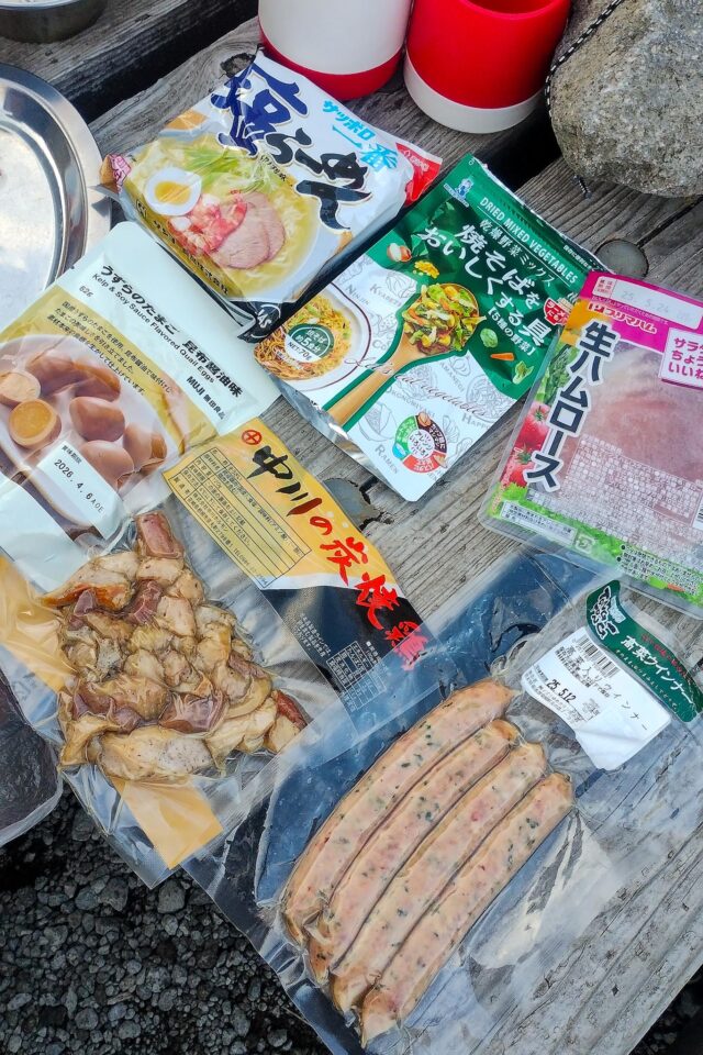 この日の晩ごはんの材料たち・・・中川の炭焼鶏、高菜ウインナー、生ハム、乾燥野菜、味付きうずら卵、塩ラーメン）。中川の炭焼鶏は前年食べて美味しかったからリピートです。