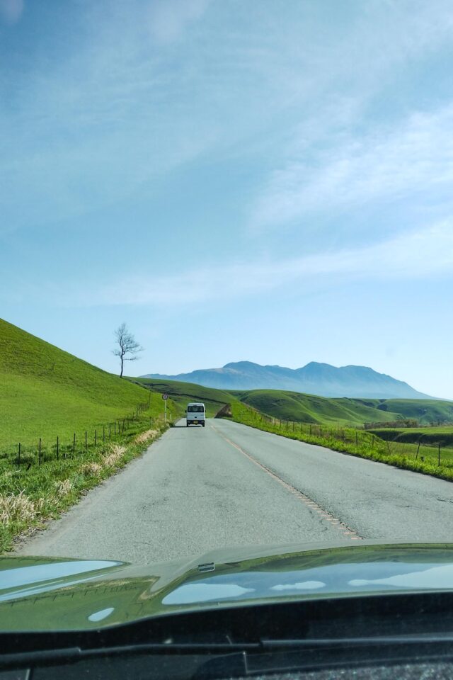 めちゃくちゃ良い天気の中、やまなみハイウェイを走り抜けてくじゅうへ。目の前にくじゅう連山がもう見えてます。