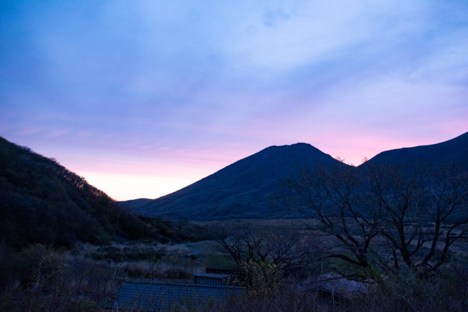起きてすぐの風景。平治岳の向こうの空が綺麗だった。