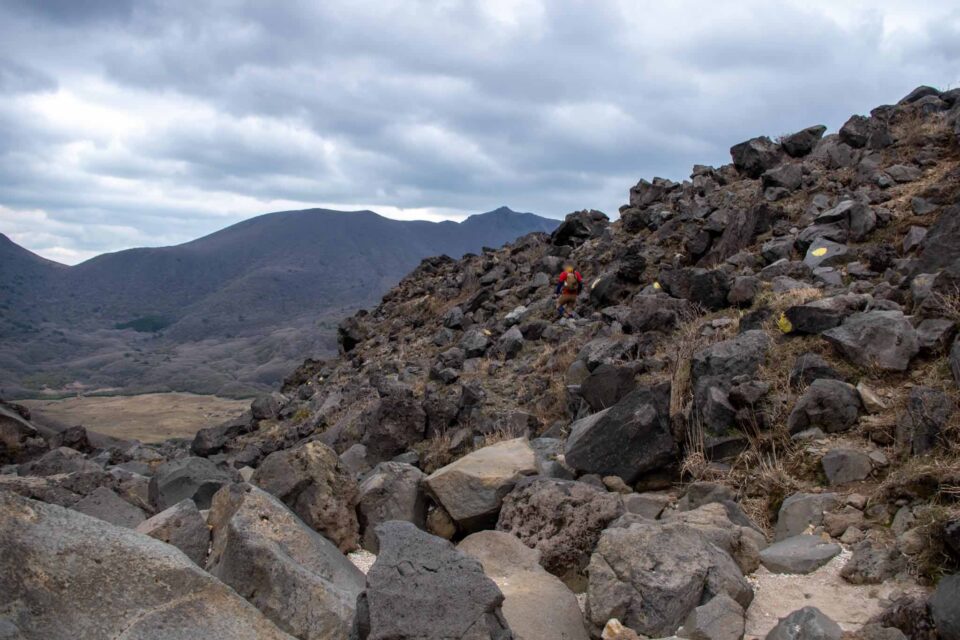 ここから法華院温泉山荘までの道がしんどかった・・・しかもここにきて腰痛発症。腰を庇って歩くとバランスがとりにくくなるのよね。余裕がなくなると判断を誤りケガしがちなので、細心の注意を払って下りました。