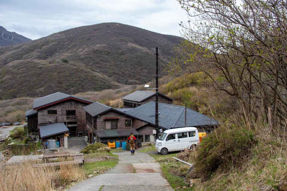 やっと法華院温泉山荘が見えてほっと一息。緊張しながら歩いたので心身ともに疲労困憊。着替えを持ってたわけではないけど、そのまま即温泉へ向かいました。汗を流しじっくりお湯につかり、疲れと腰の痛みは回復。効き目すご！