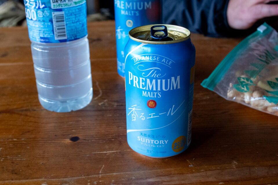 温泉後は談話室で乾杯😁下山→温泉→ビールのタイパが良すぎる😁