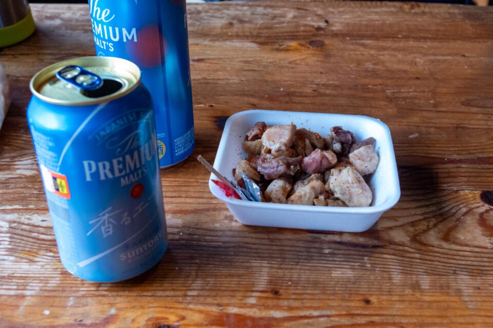 山荘の売店で買って来た地鶏炭火焼（800円）