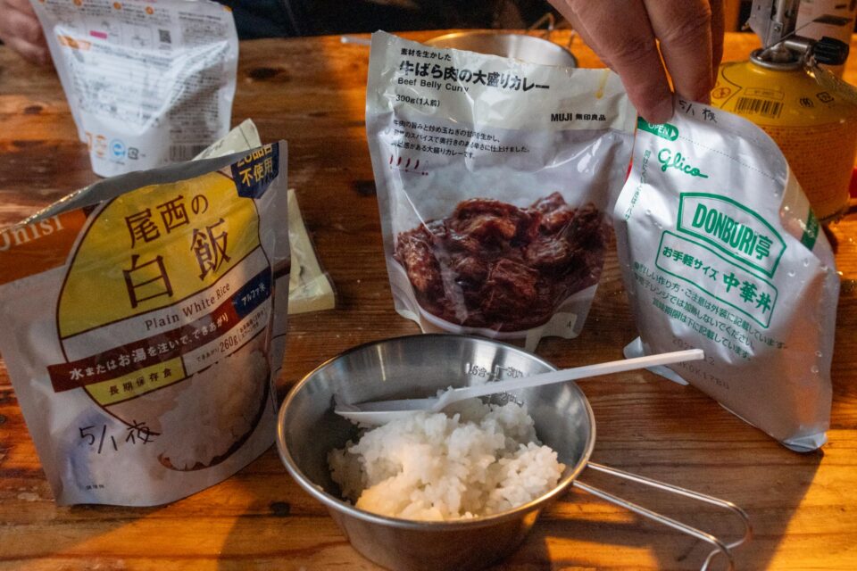 2日目の夜は生鮮品は食べられない。レトルトやアルファー米になりがち。中華丼と無印のカレーを夫とシェアしてごはんにかけて食べました。