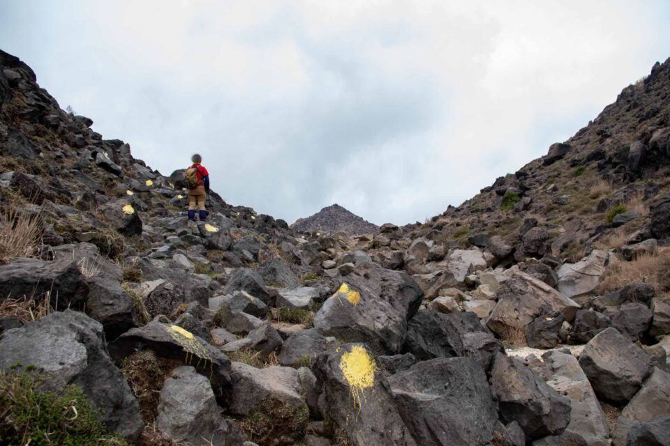 やっと北千里ヶ浜に近づいて来た。歩きにくいガレ場ザレ場岩場続きだった。攻略するのは面白いが、帰りもここを通るのかと思うと・・・