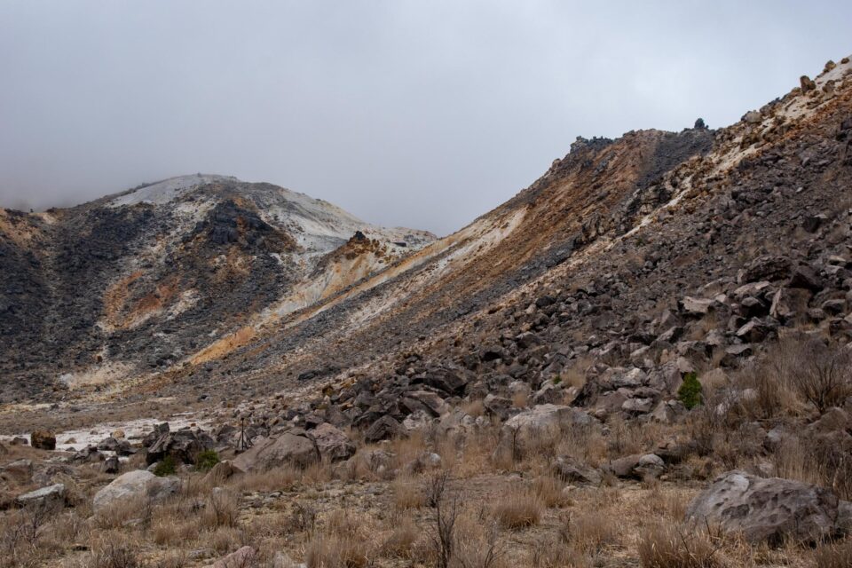 荒々しい硫黄山。昔は硫黄の採掘をしていたらしい。いまだに煙がでている活火山。